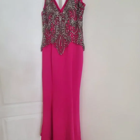 FUNDA ALLURE Embroidered Trumpet Dress with trainline